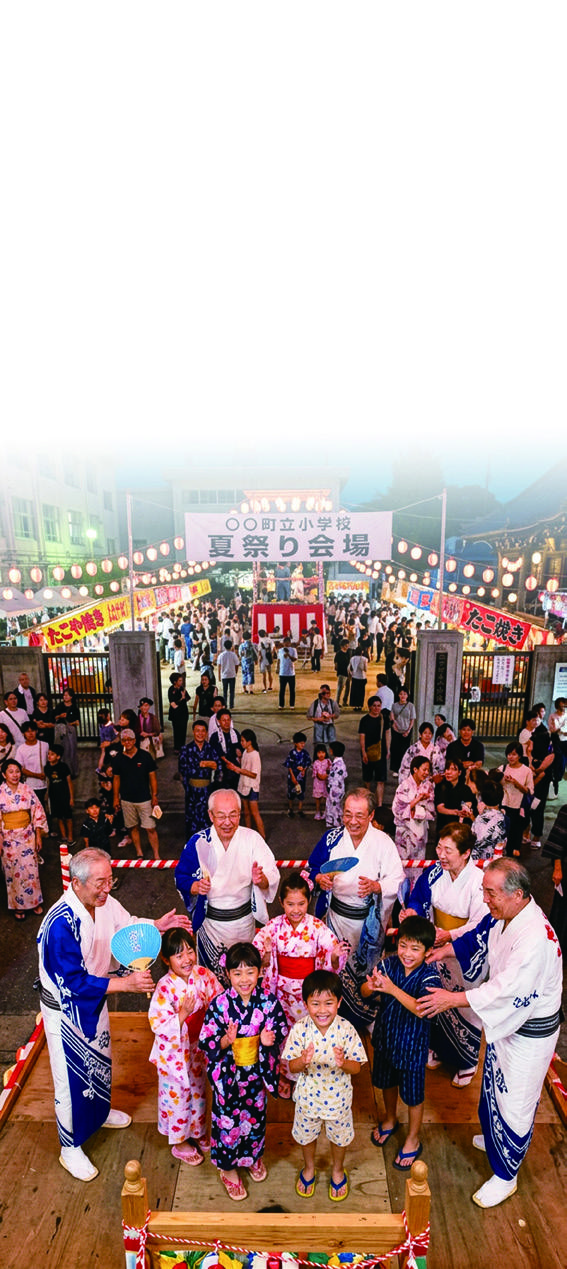 地域の祭りに集う人々
